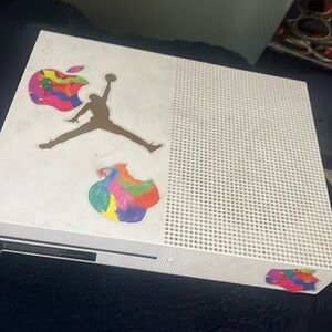 I’m selling this Xbox one s for 125-150